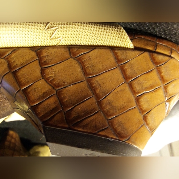 Donald J. Pliner - NWT- Open Toe Wedge, 3 Fabric Straps For Comfort, Size 7... - Picture 7 of 12